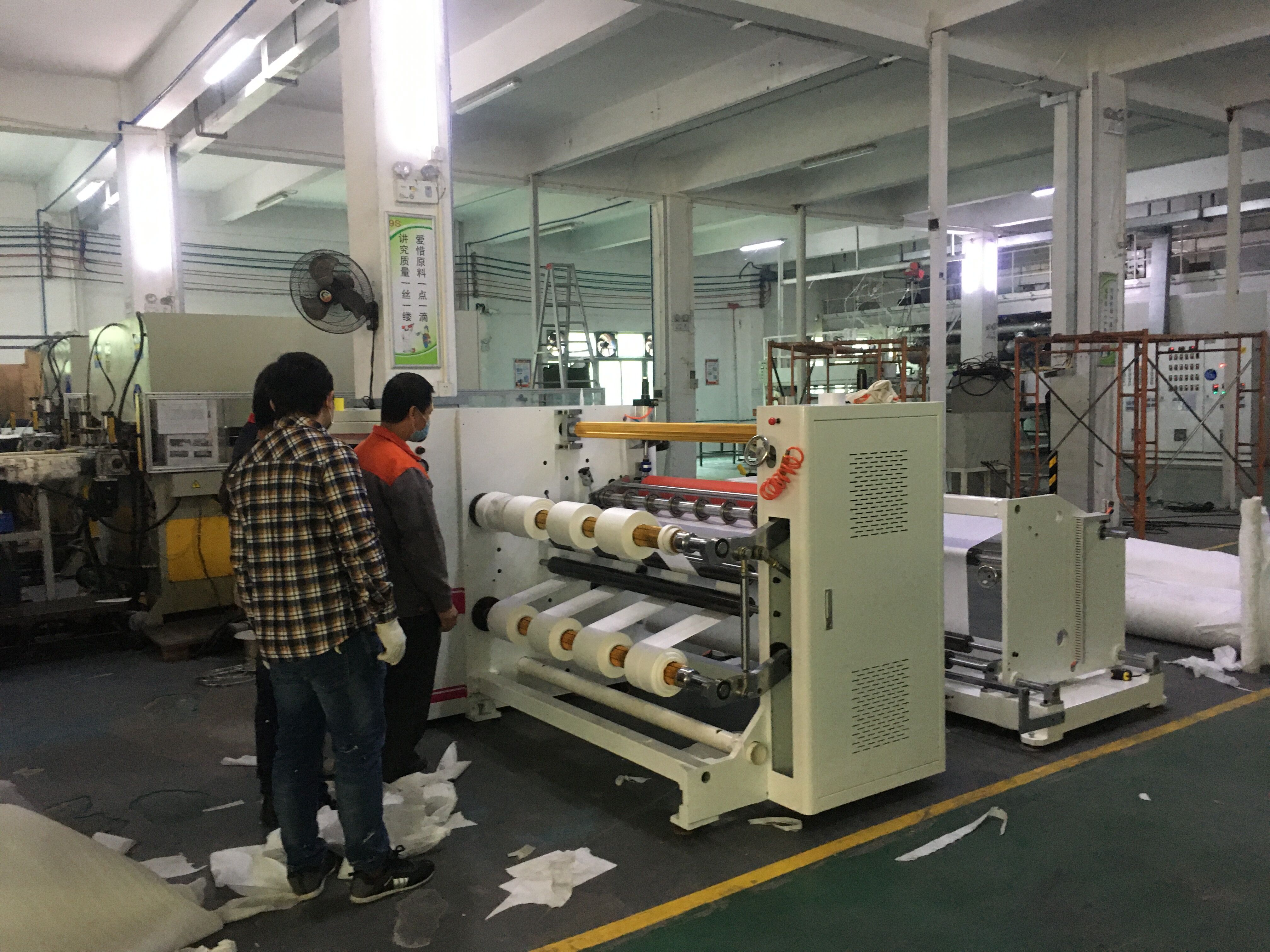 洲通機(jī)械為廣州客戶交付一套口罩材料分條機(jī)